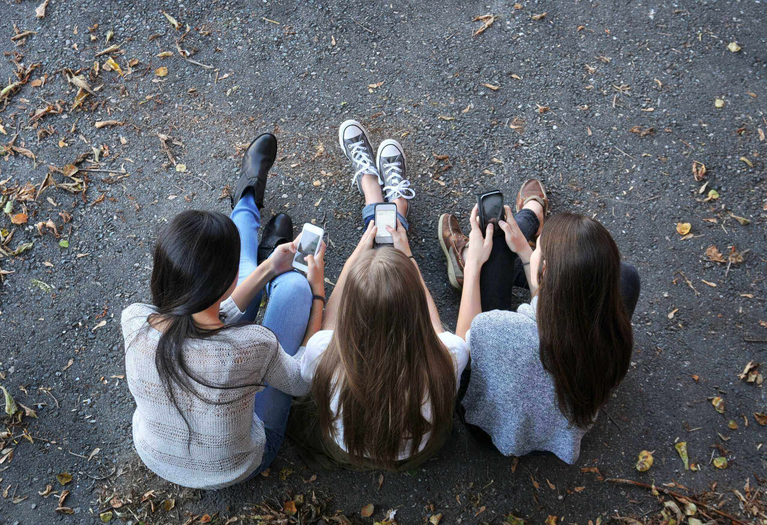 Mädchen mit Mobiltelefonen